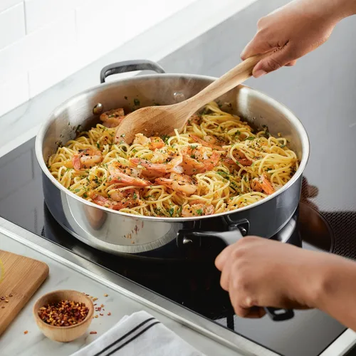 Vista 7 de KitchenAid Sartén para saltear de inducción de acero inoxidable revestido de 5 capas con tapa, 5 cuartos de galón, acero inoxidable pulido