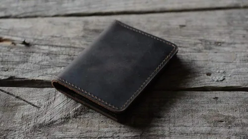 Vista 6 de Cartera minimalista hecha a mano de cuero envejecido para hombres tarjetero para regalos flores marrones