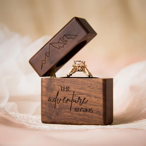 Vista 3 de MUUJEE The Adventure Begins - Caja de anillos de compromiso delgada de madera grabada para propuesta de compromiso aniversario de boda regalo