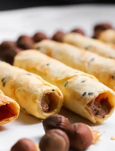 Vista 2 de Rollos de huevo de chocolate con avellana, bocadillos de relleno de galletas, barras de galletas de sándwich de chocolate, 4.23 oz/120 g envío desde