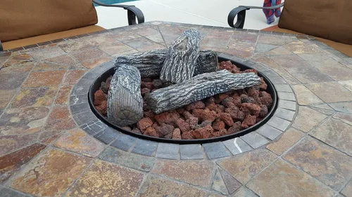 Vista 3 de UniFlame Kit de roca de lava y troncos para fogatas de propano