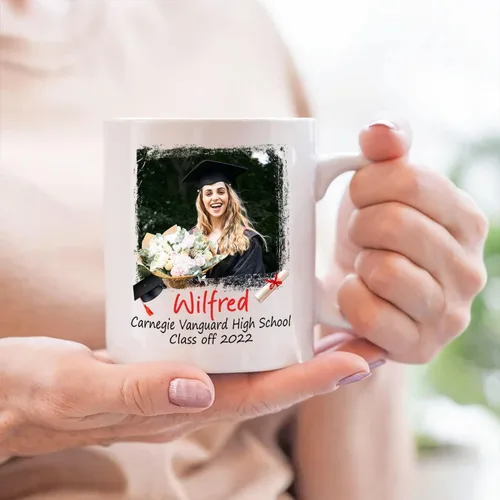 Vista 5 de Taza de café blanca personalizada para graduación, con texto en inglés "Behind You All Your Memories Before You All Your Dreams", taza de café de 11