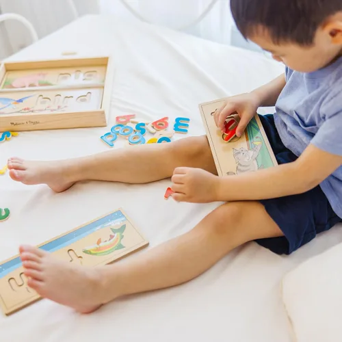 Vista 8 de Melissa & Doug See & Spell - Juguete educativo de madera, Versión estándar
