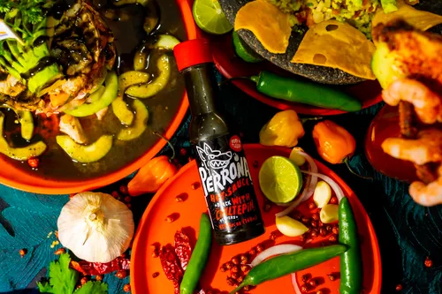 Vista 5 de La Perrona Negra Seafood Hot Sauce Botella de 5 onzas Black Marisco Salsa Picante Extra picante Hecho a mano
