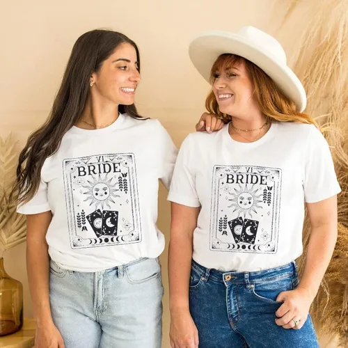 Vista 4 de Camisa de novia para mujer, camiseta de bachillerato para despedida de soltera, camiseta de novia de bruja, camiseta para novia, boda, luna de miel