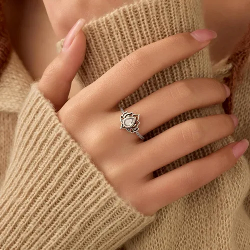 Vista 3 de LOVECOM Anillo de loto para mujeres, adolescentes y niñas, plata de ley 925, anillos de promesa de flor de loto, circonita cúbica, anillo inspirador