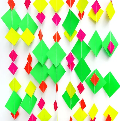 Vista 5 de Guirnalda de Papel Neón de 110 pies, Serpentinas Neón, Estrella Perforada, Decoraciones Neón de Luz Negra que Brillan para Fiestas, Reactivas a UV