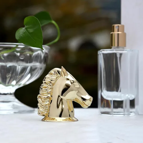 Vista 6 de Botellas de perfume vacías con spray de vidrio transparente recargable con tapa de botella de cabeza de caballo de metal dorado, botella atomizadora