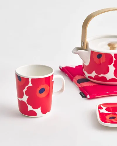 Vista 2 de MARIMEKKO Oiva Unikko Taza – Refina la decoración de tu cocina con nuestro icónico gres floral – Elegantes tazas de café de porcelana para elevar tu
