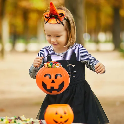 Vista 9 de Cubo de calabaza naranja de 6.7 pulgadas de plástico para dulces con asa para niños truco o trato fiesta de Halloween