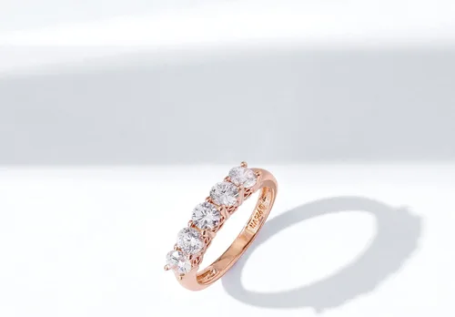 Vista 39 de Amazon Essentials Anillo de plata de ley de cinco piedras con circonita cúbica de corte redondo Infinite Elements (anteriormente colección Amazon)