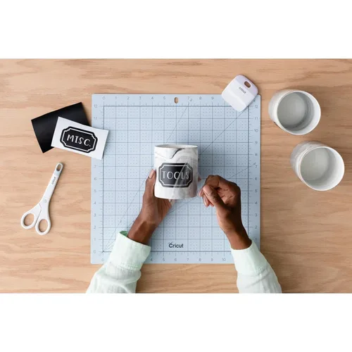 Vista 2 de Cricut Cinta de transferencia, 1 x 21 pies, hoja adhesiva de fácil transferencia para proyectos de vinilo, compatible con la mayoría de tipos