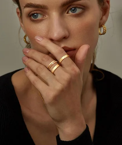Vista 2 de GIEOGOCN Anillos de oro para mujer que no se deslustra, delicados anillos apilables chapados en oro de 14 quilates para mujeres, adolescentes