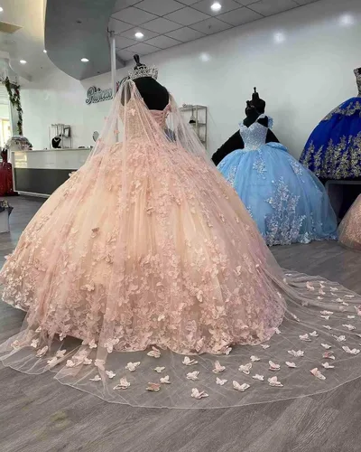 Vista 3 de Vestido de quinceañera de dos piezas de Cenicienta con capa y hombros descubiertos y encaje de mariposa