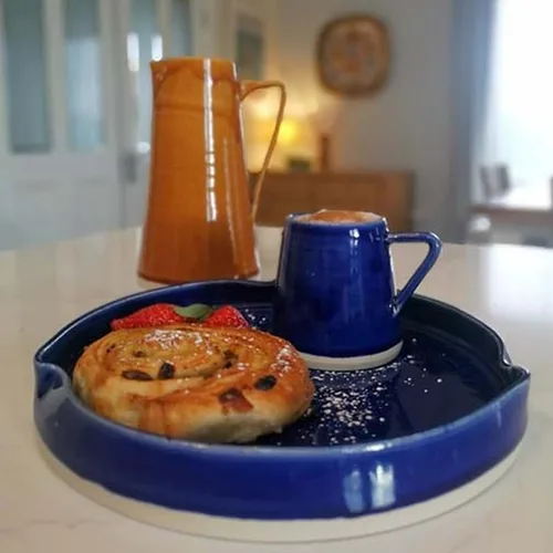 Vista 3 de Castle Arch Pottery Plato de cerámica azul para servir hecho a mano cerámica hecha a mano regalo de cocina regalo de inauguración de la casa regalo