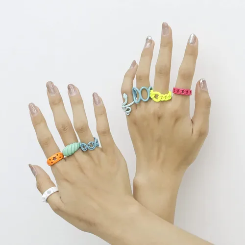 Vista 5 de SISMIURRA anillos gruesos y coloridos para mujeres juego de 8anillos apilables de estilo Y2K anillos transparentes retro y abiertos joyas de regalo