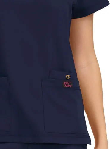 Vista 3 de KOI Betsey Johnson - Camiseta médica con cuello en V y 3 bolsillos para mujer