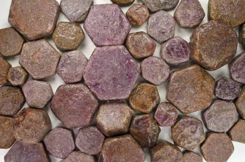 Vista 5 de Fantasia Materiales: Rubí grande de 1 libra en forma hexigonal natural piedras ásperas de la India