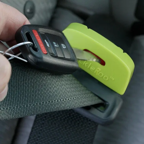 Vista 3 de BuckleRoo™ - Protector de hebilla para cinturón de seguridad para los artistas del escape del asiento trasero