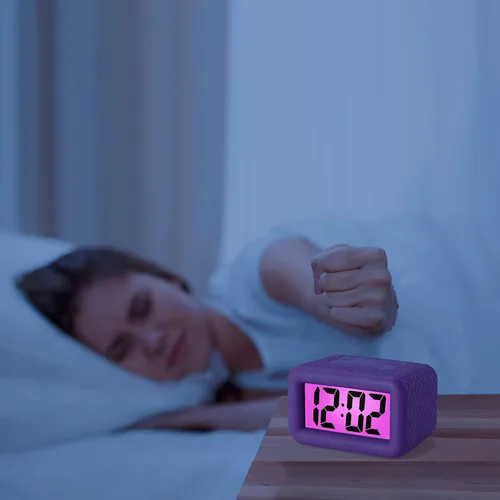 Vista 4 de Plumeet Reloj despertador digital para niños con repetición y retroiluminación - Reloj de viaje simple pantalla LCD grande - Reloj despertador