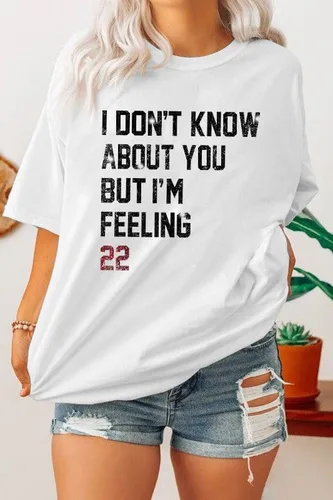 Vista 4 de Camiseta de manga corta con texto en inglés "I Don't Know About You But I'm Feeling 22" para mujer, álbum de música, cantante, regalo para fanáticos