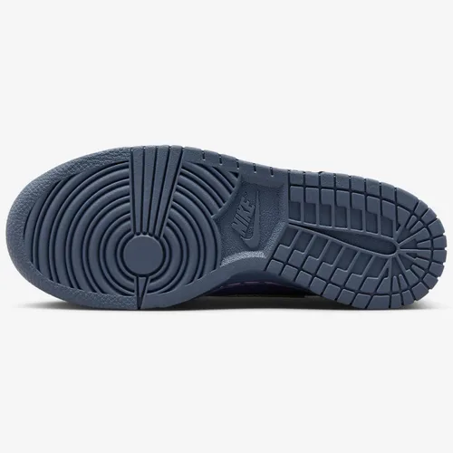 Vista 198 de Nike Kid's Dunk Low Sneaker