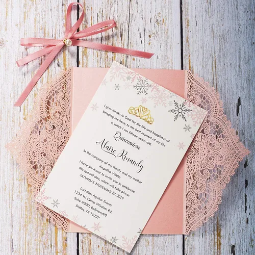Vista 4 de 5.12 x 7.28 pulgadas, 50 unidades de invitaciones de boda de encaje hueco en blanco rosa con sobres y perlas Bowknot tarjetas de invitación de Rosado