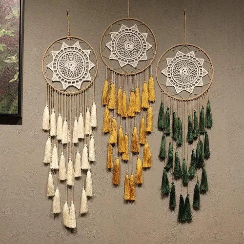 Vista 5 de Artilady - Atrapa-sueños de macramé para dormitorio - Pompones colgantes hechos a mano para decoración del hogar con adorno de plumas con pompones