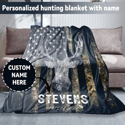 Vista 2 de Mantas Personalizadas de Caza de Ciervos con Nombre, Regalo Personalizado de Caza para Hombres, Manta de Franela con Bandera de Ciervo Camuflaje