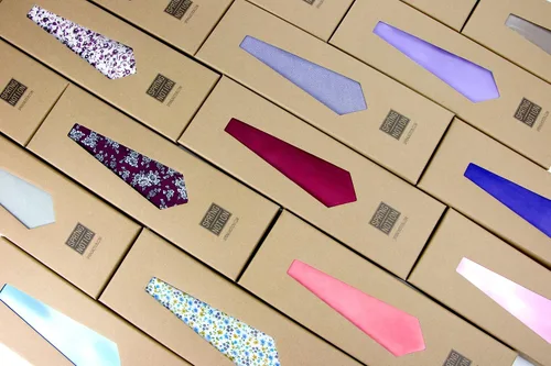 Vista 2 de Spring Notion Juego de corbata y pañuelo de microfibra de satén de color sólido para hombre