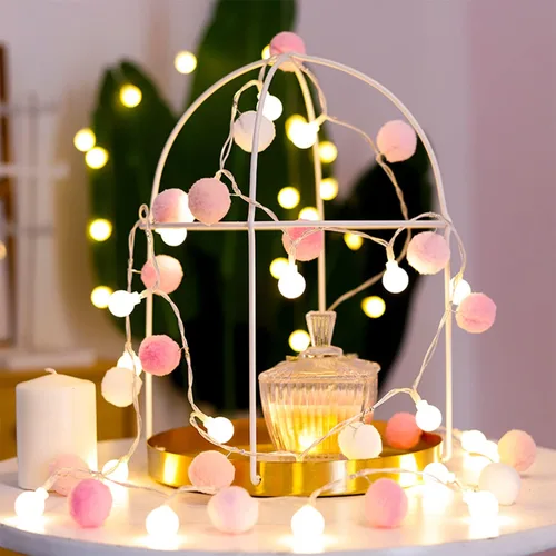 Vista 12 de ChiRee Guirnalda de luces para interiores de 6.56 pies, luces de hadas con pompones, 20 LED, funciona con pilas, luces de bola de cadena, luces