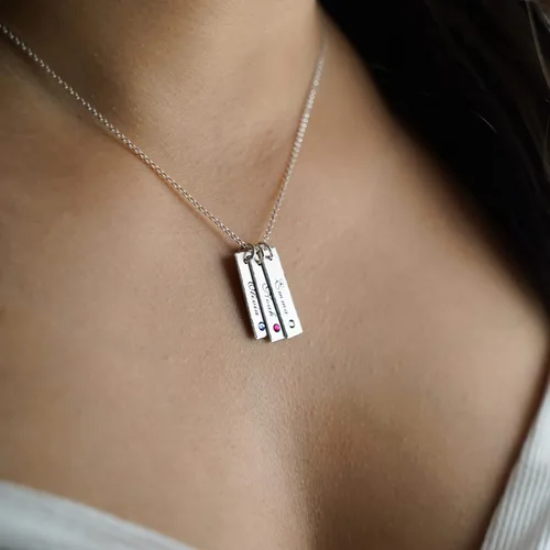 Vista 3 de Unity in Three - Collar personalizado con dije de Swarovski. Colgantes personalizados con nombres de tu elección. Elige hasta 3 piedras natales