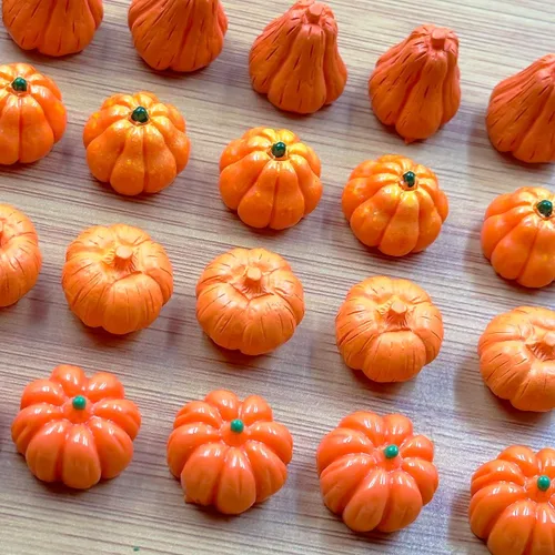 Vista 3 de Suartus Mini calabazas de Halloween, figuras de calabazas en miniatura, 40 piezas de resina, pequeñas decoraciones de calabaza, calabaza pequeña a