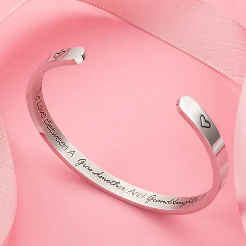 Vista 3 de Pulsera con cita de texto en inglés "The Love Between a Grandmother And Granddaughter Is Forever" (El amor entre una abuela y nieta es siempre)