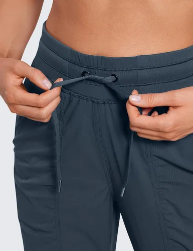 Vista 4 de CRZ YOGA Pantalones deportivos ligeros de entrenamiento para mujer, pantalones casuales de cintura alta para correr al aire libre con bolsillos