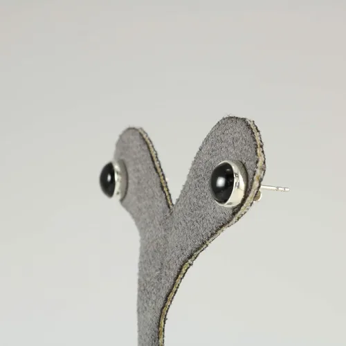 Vista 8 de Aretes de plata de ley 925 maciza hechos a mano con piedras preciosas redondas para mujeres y hombres, disponibles en piedras azules, negras
