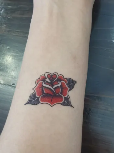 Vista 3 de Etiqueta engomada temporal del tatuaje del cráneo del ancla de la golondrina impermeable adultos hombres mujeres mano brazo hombro cuerpo arte