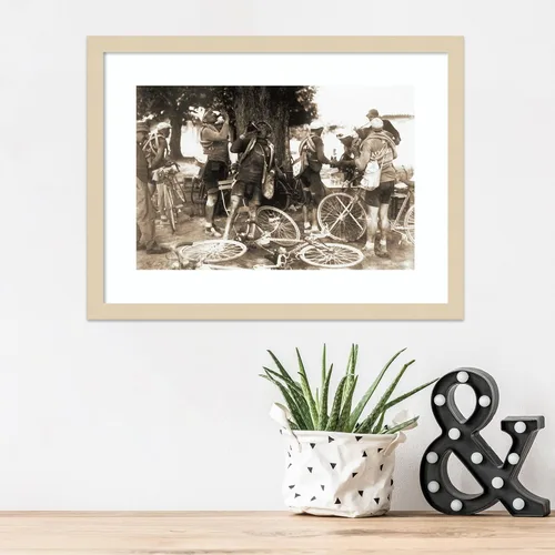 Vista 5 de Amanti Art Drinkers by Presse 'E Sports - Cuadro de pared enmarcado de madera (21 pulgadas de ancho x 16 pulgadas de alto), marco natural Svelte