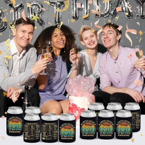 Vista 5 de Decoraciones de cumpleaños número 13, suministros y recuerdos de fiesta, fundas enfriadoras para latas de bebidas, paquete de 12, negro y dorado