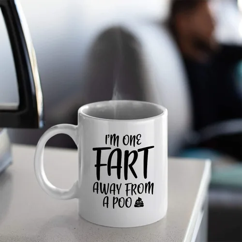 Vista 4 de Veracco Taza de café de cerámica blanca con texto en inglés "I One Fart Away From A Poo" - Divertido regalo de cumpleaños para alguien que ama beber