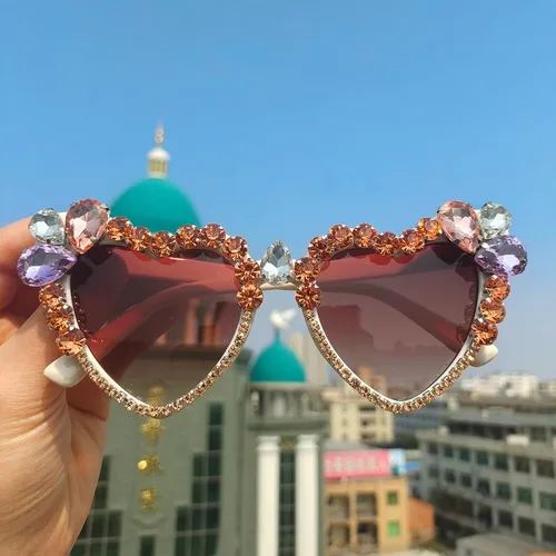 Vista 4 de willochra Gafas de sol con forma de corazón con diamantes de imitación para mujer, moda con diamantes de imitación, gafas de sol para fiesta