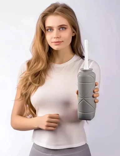 Vista 2 de Botella de ducha de silicona compacta plegable, kit de ducha de viaje reutilizable, capacidad de 24 onzas líquidas, gris