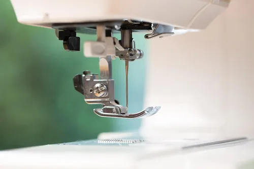 Vista 5 de Elna eXperience 560 - Elegante máquina de coser computarizada con 100 puntadas, botones de función inteligente, enhebrador de agujas integrado