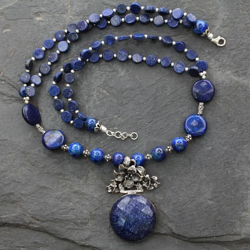 Vista 3 de NOVICA Collar con colgante de lapislázuli hecho a mano, joyería de plata de ley 925, declaración azul, india, floral, bollywood, piedra natal, lirio