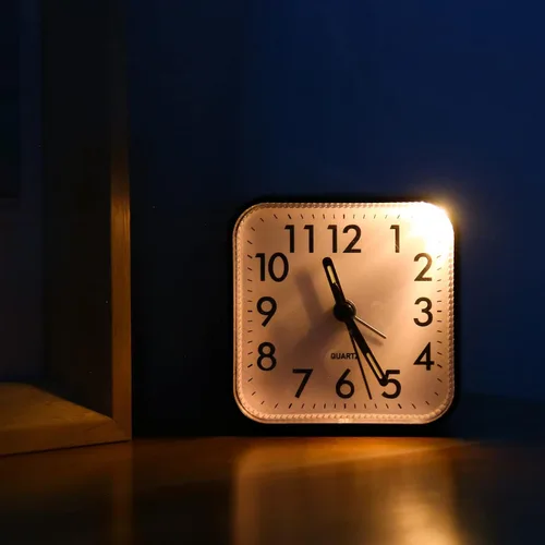 Vista 4 de Reloj despertador analógico, reloj de mesa silencioso sin tictac, reloj de noche de viaje con repetición, luz nocturna, sonidos de pitido