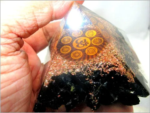 Vista 8 de Jet Turmalina Orgón Aum Pirámide Chakra Equilibrio de 2.5 pulgadas Natural Cargado Armonizador Energía Activación 3er Ojo Meditación Vastu Curación