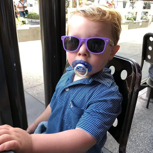 Vista 2 de SUNOVELTIES Paquete de 12 lentes de sol retro neón para niños pequeños, diseño de corazón clásico, a granel, regalos de fiesta para niños y niñas