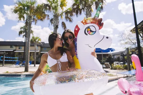 Vista 2 de PoolCandy Paquete inflable de fiesta de animales con purpurina – Combo de un hermoso animal con purpurina más un flotador de bebida animal