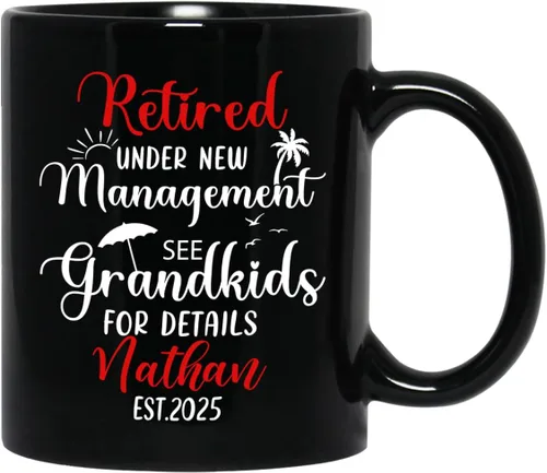 Vista 11 de Taza de café negra de jubilación personalizada, Jubilado está bajo nueva gestión, mira a la esposa para más detalles, taza de té de 11 15 onzas