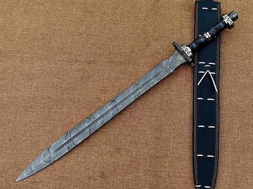 Vista 4 de Espada vikinga de acero de Damasco forjada a mano, espada medieval hecha a mano con funda de cuero.